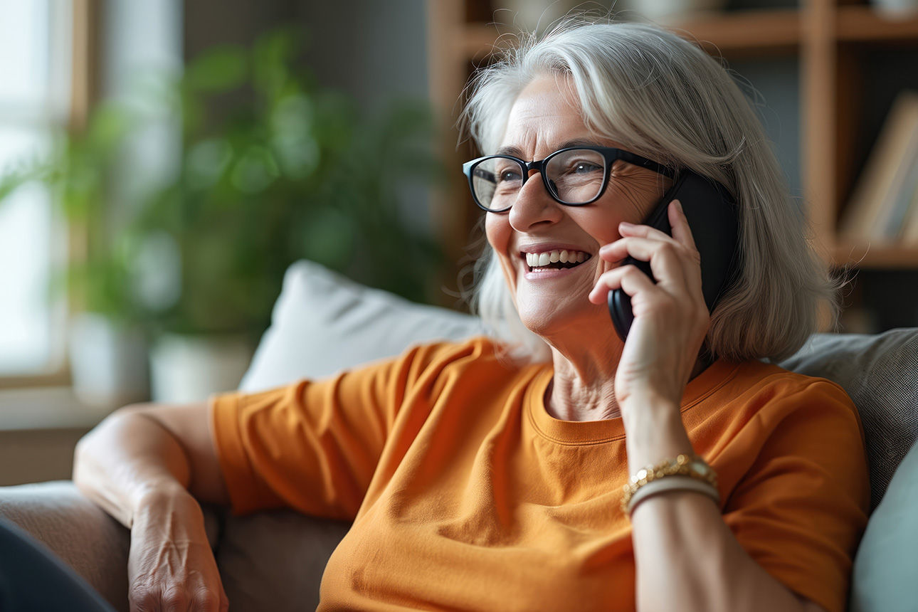 Eine Frau die telefoniert