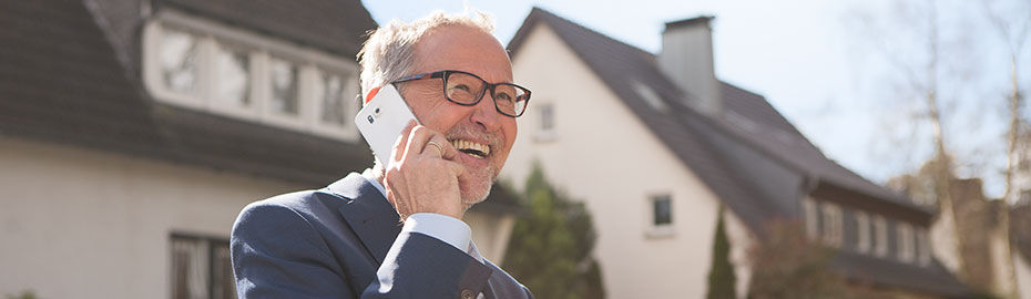Lächelnder Herr am Telefon