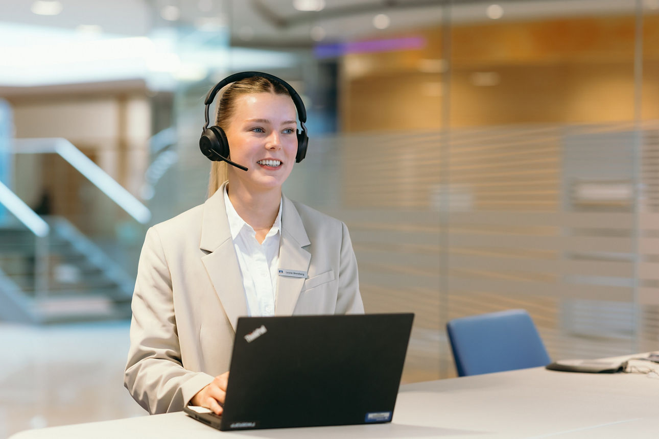 Eine Frau telefoniert am Computer