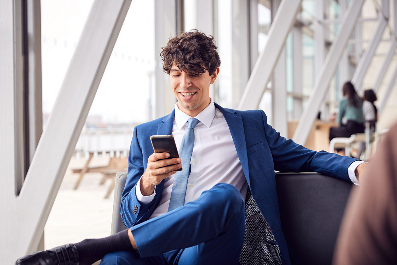 Junger Mann mit Smartphone
