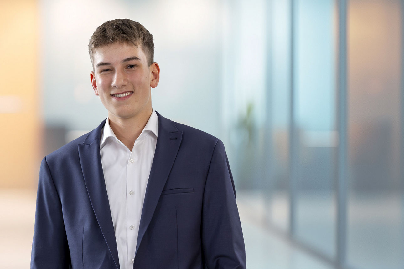 Rasmus Tempelmann, Auszubildender bei der Volksbank Bochum Witten eG lächelt in die Kamera