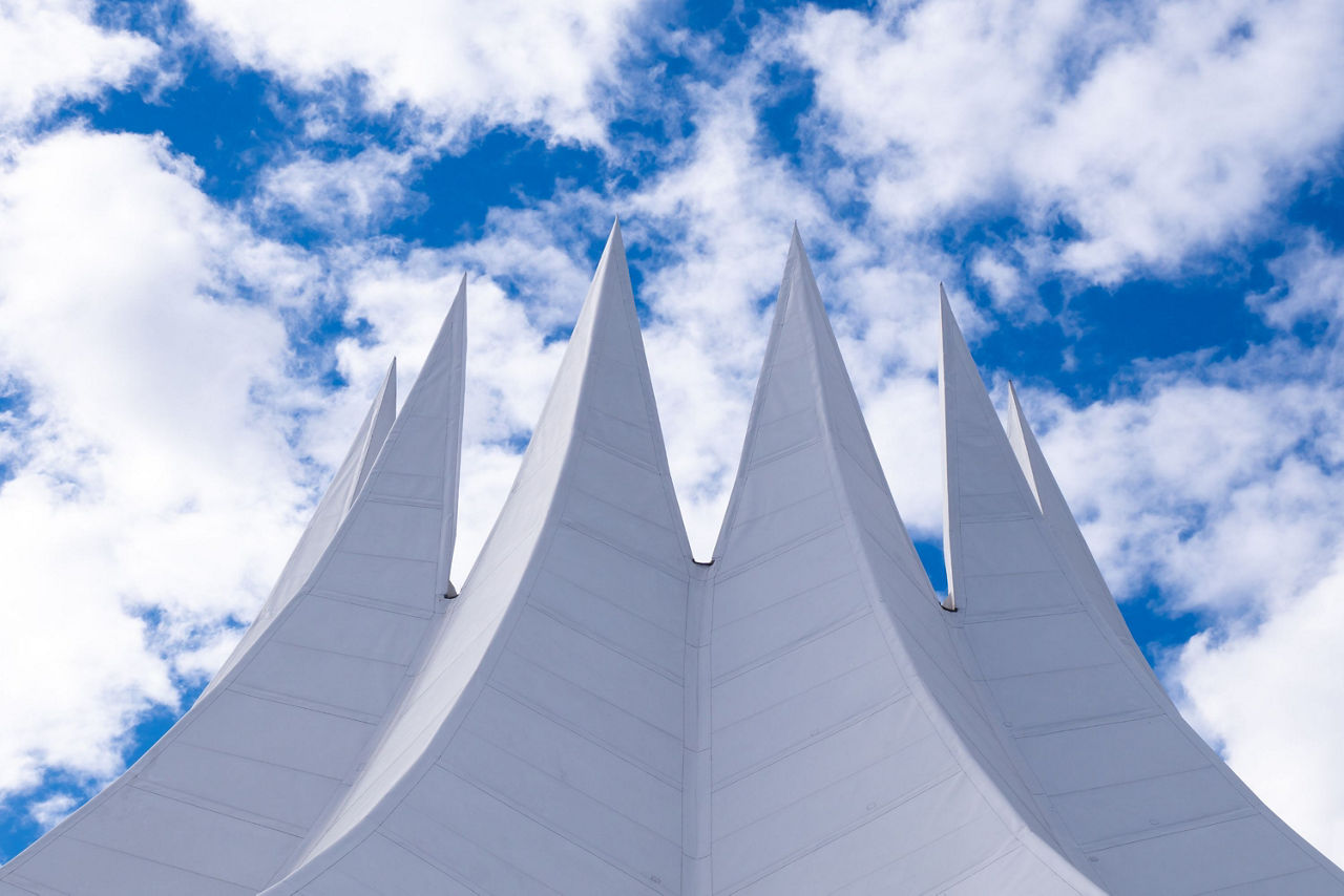 Dach des Berliner Tempodroms vor blauem Himmel