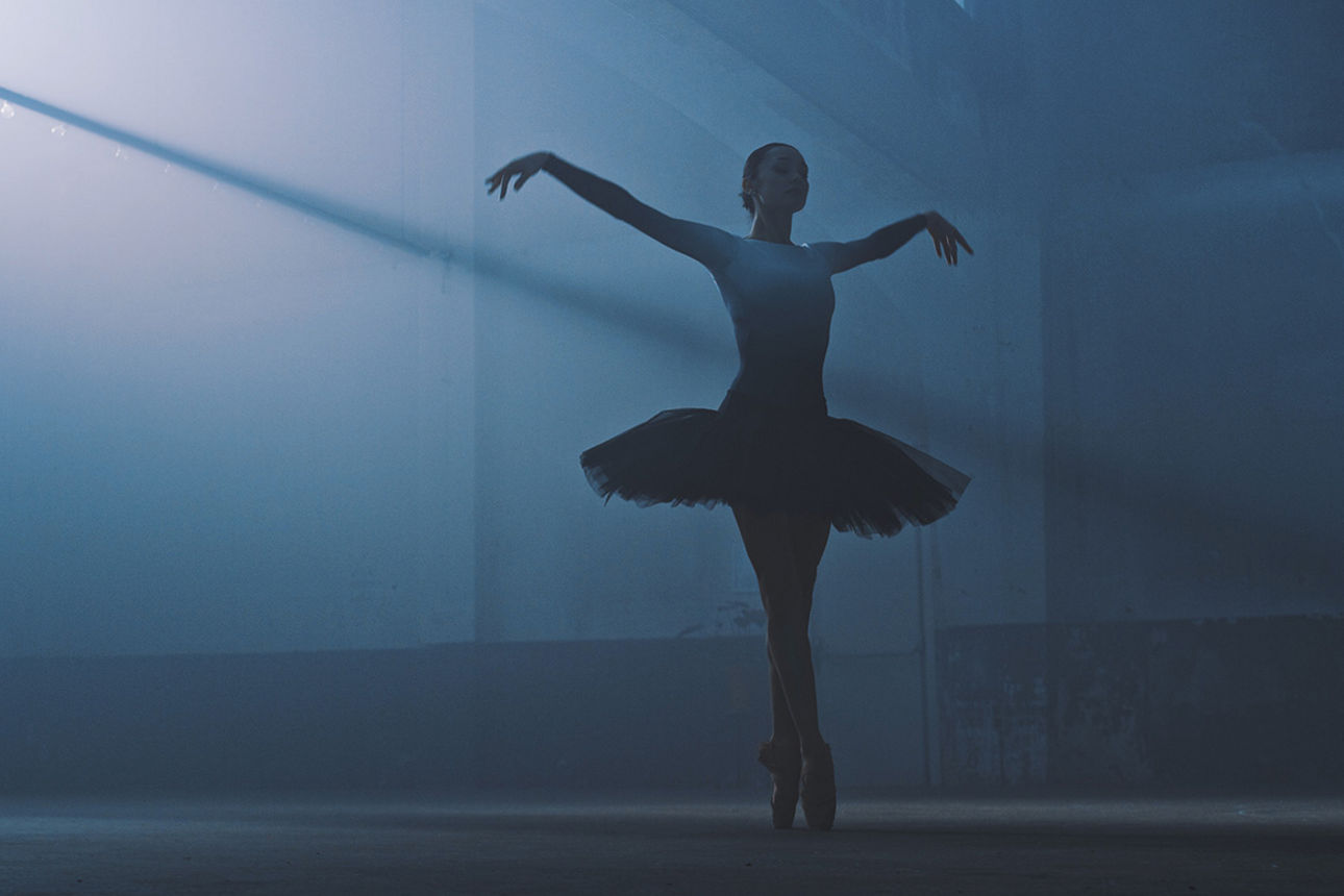 Ballet-Tänzerin beim Tanzen in ruhiger Athmosphäre.