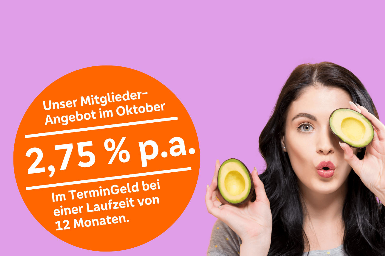 Frau mit einer halbierten Avocado vor dem Auge und eine in der Hand.