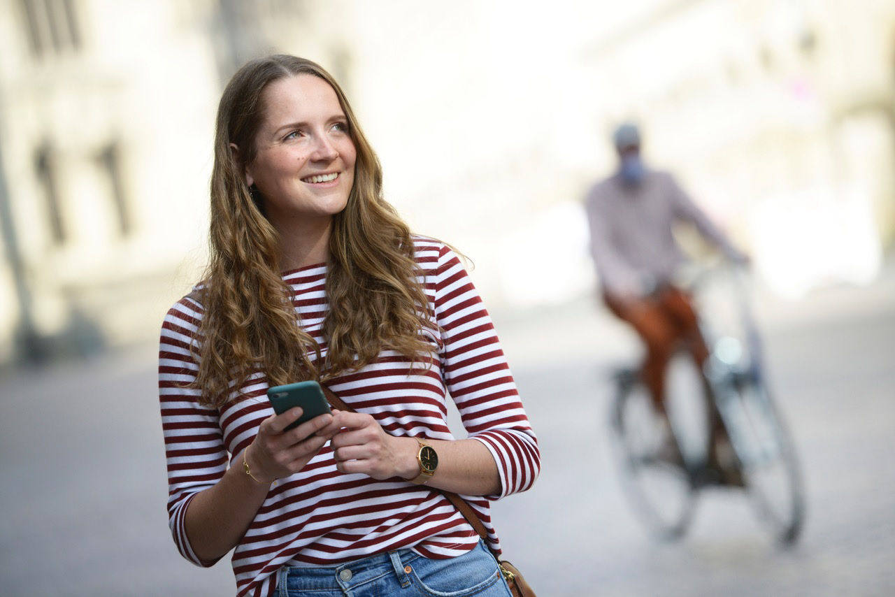 Frau mit Handy in der Hand