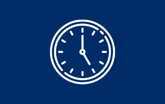 dunkelblauer Hintergrund mit weißer Uhr, die Zeiger stehen auf 5 Uhr