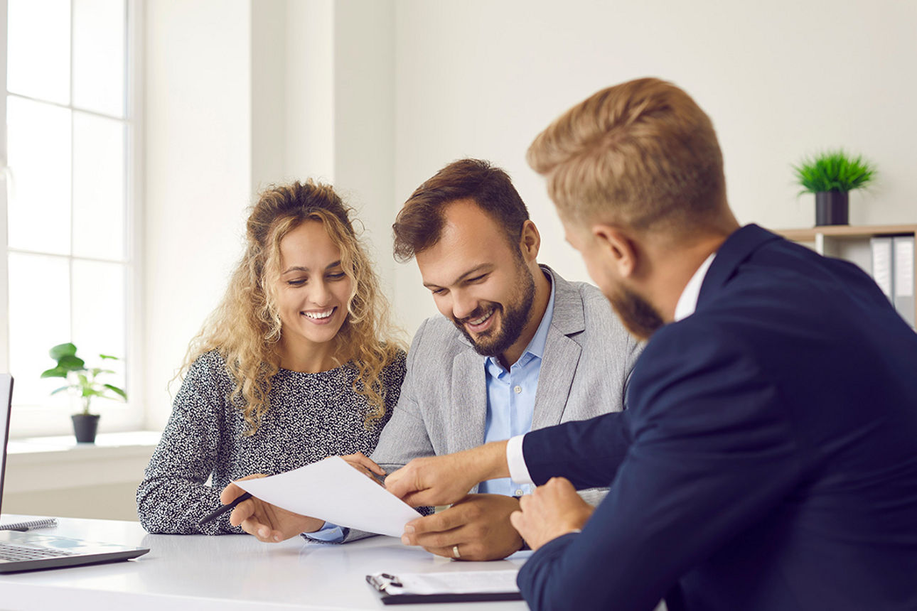 Pärchen sitzt vor Ort in der Filiale bei einer Beratung. 