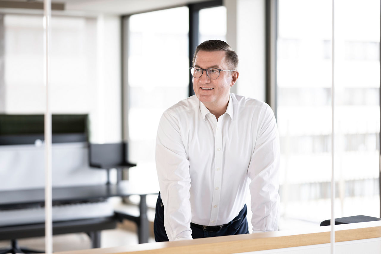 Bild von Thomas Katzenmayer in dessen Büro
