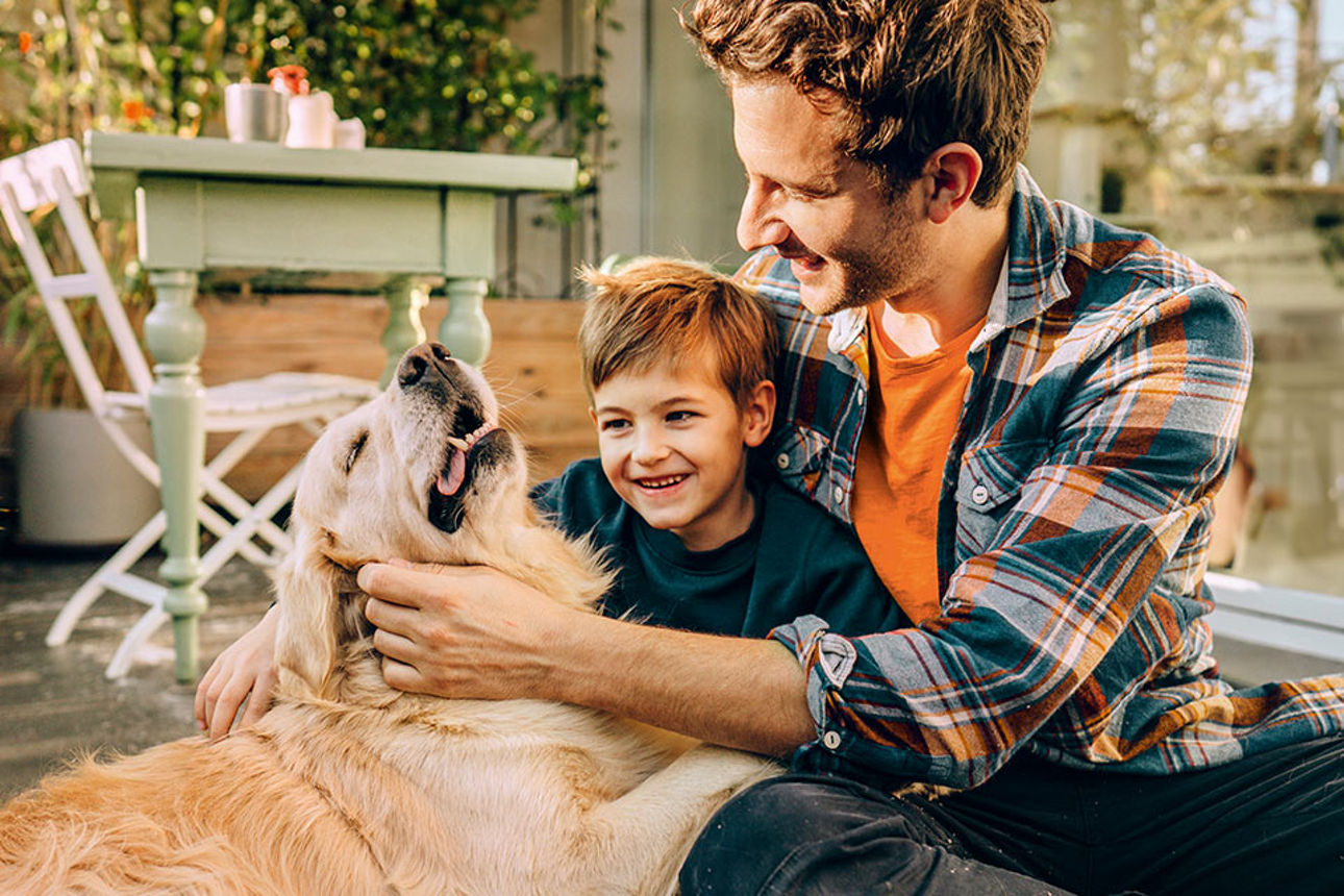 Mann mit Kind und Hund