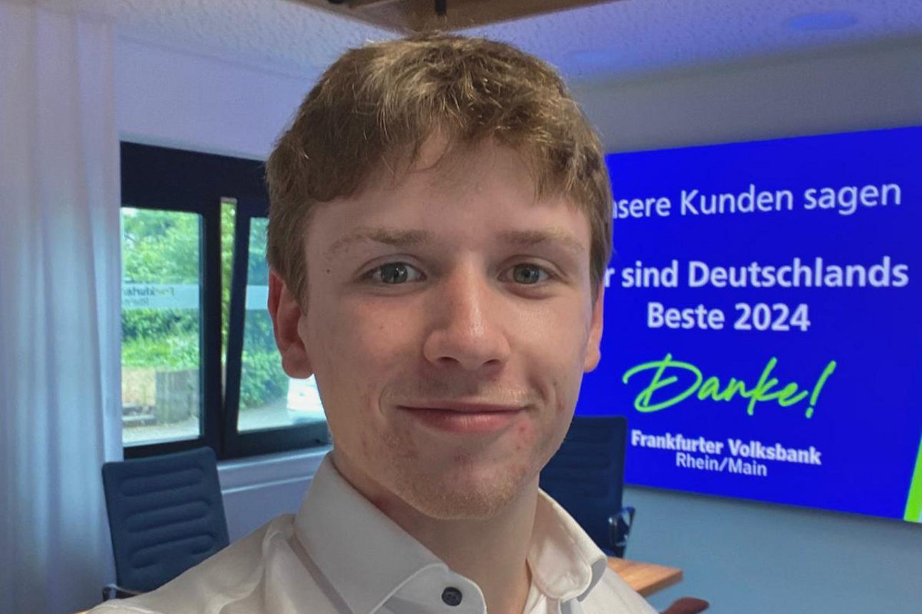 Selfie von dualem Student Tilman in Filiale der Zukunft