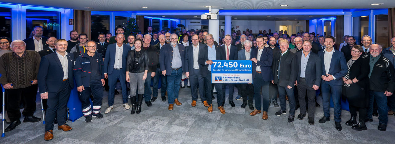 Ein Gruppenfoto mit dem Scheck über 72.450 Euro. 