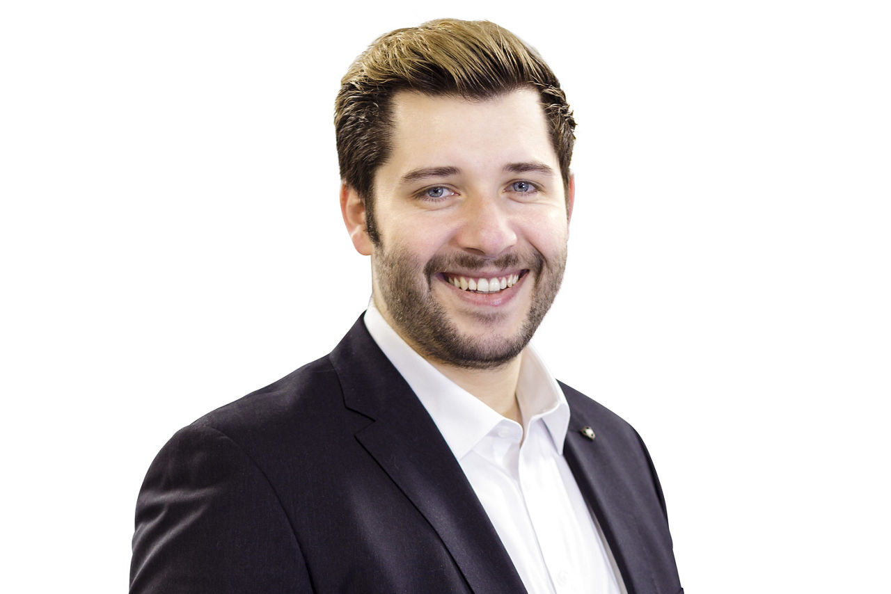Portraitbild Herr Tobias Boschek, mit schwarzem Jacket und weißem Hemd 