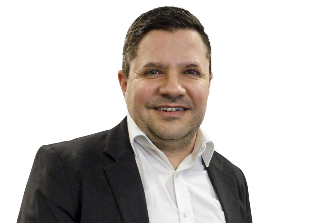Portraitbild Herr Tobias Lemmermeier, Mitarbeiter der Bopfinger Bank Sechta-Ries eG mit schwarzem Jacket und weißem Hemd