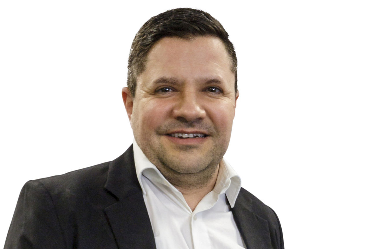 Portraitbild Herr Tobias Lemmermeier, Mitarbeiter der Bopfinger Bank Sechta-Ries eG mit schwarzem Jacket und weißem Hemd
