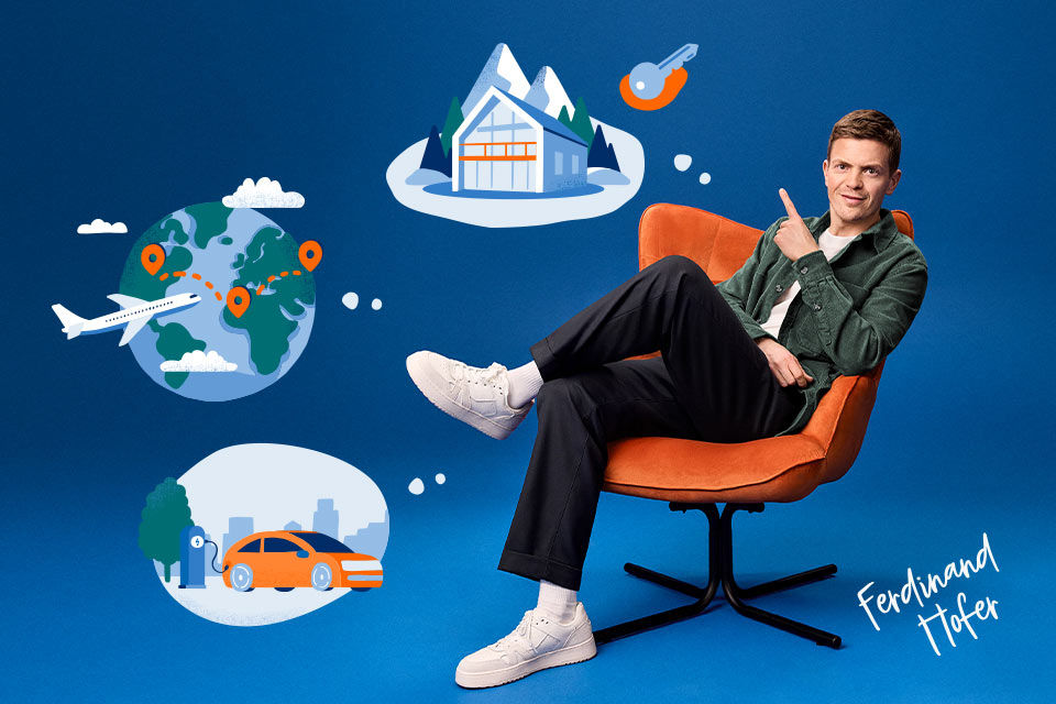 Ein junger Mann sitzt in einem Sessel und zeigt lächelnd auf Illustrationen eines Hauses, eines Autos und eines Flugzeugs