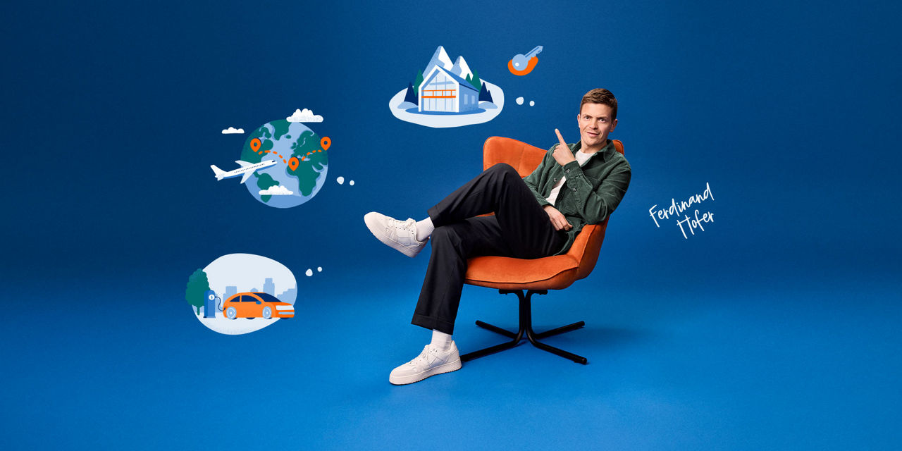 Ein junger Mann sitzt in einem Sessel und zeigt lächelnd auf Illustrationen eines Hauses, eines Autos und eines Flugzeugs