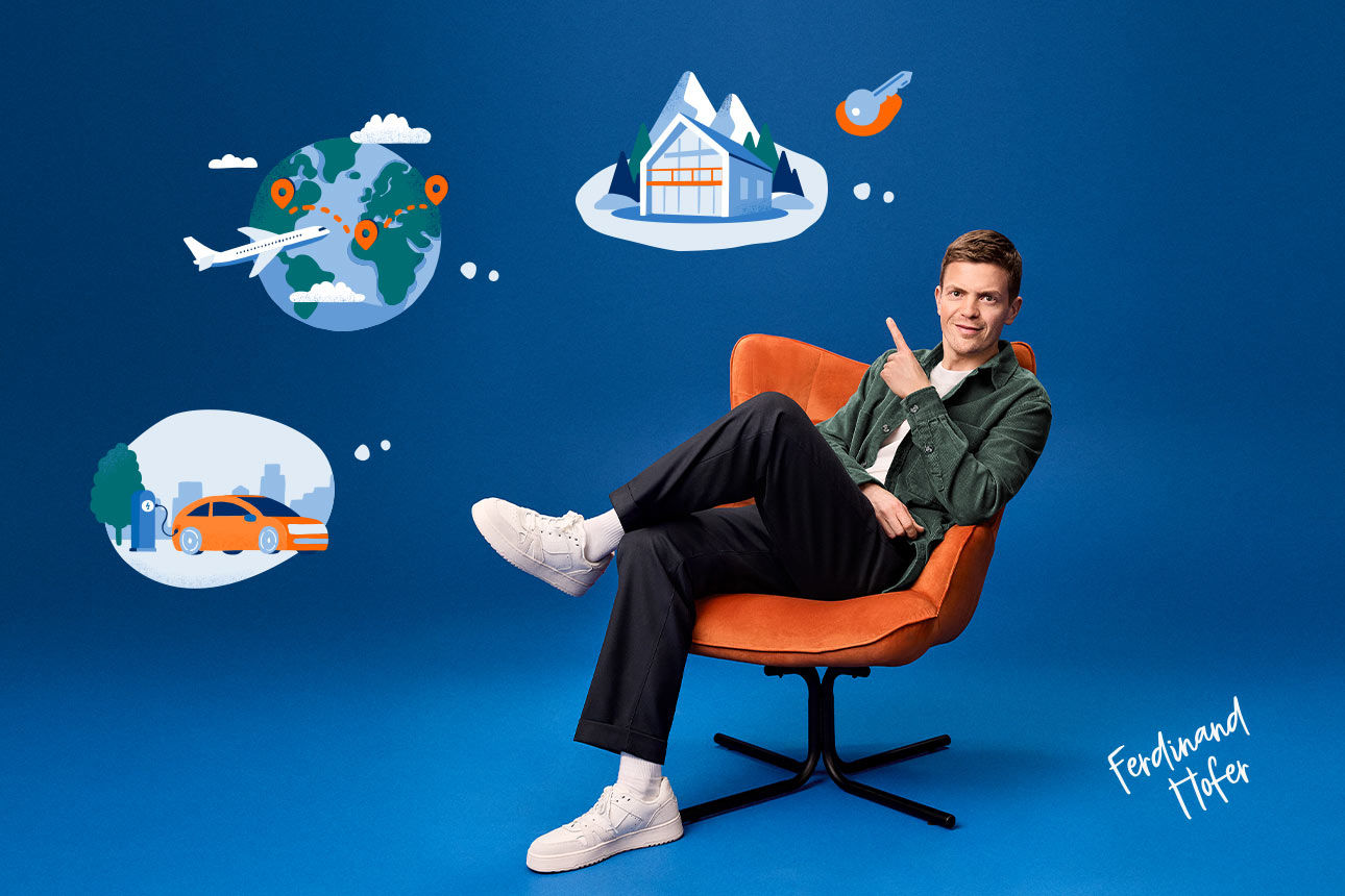 Ein junger Mann sitzt in einem Sessel und zeigt lächelnd auf Illustrationen eines Hauses, eines Autos und eines Flugzeugs