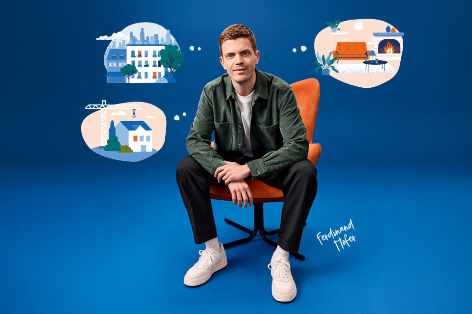 Ein junger Mann sitzt in einem Sessel, um ihn herum sind Illustrationen von Häusern und einem Wohnzimmer