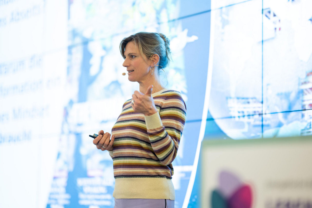 Prof. Dr. Maja Göpel beim LebensWert-Treff der Evangelischen Bank. 