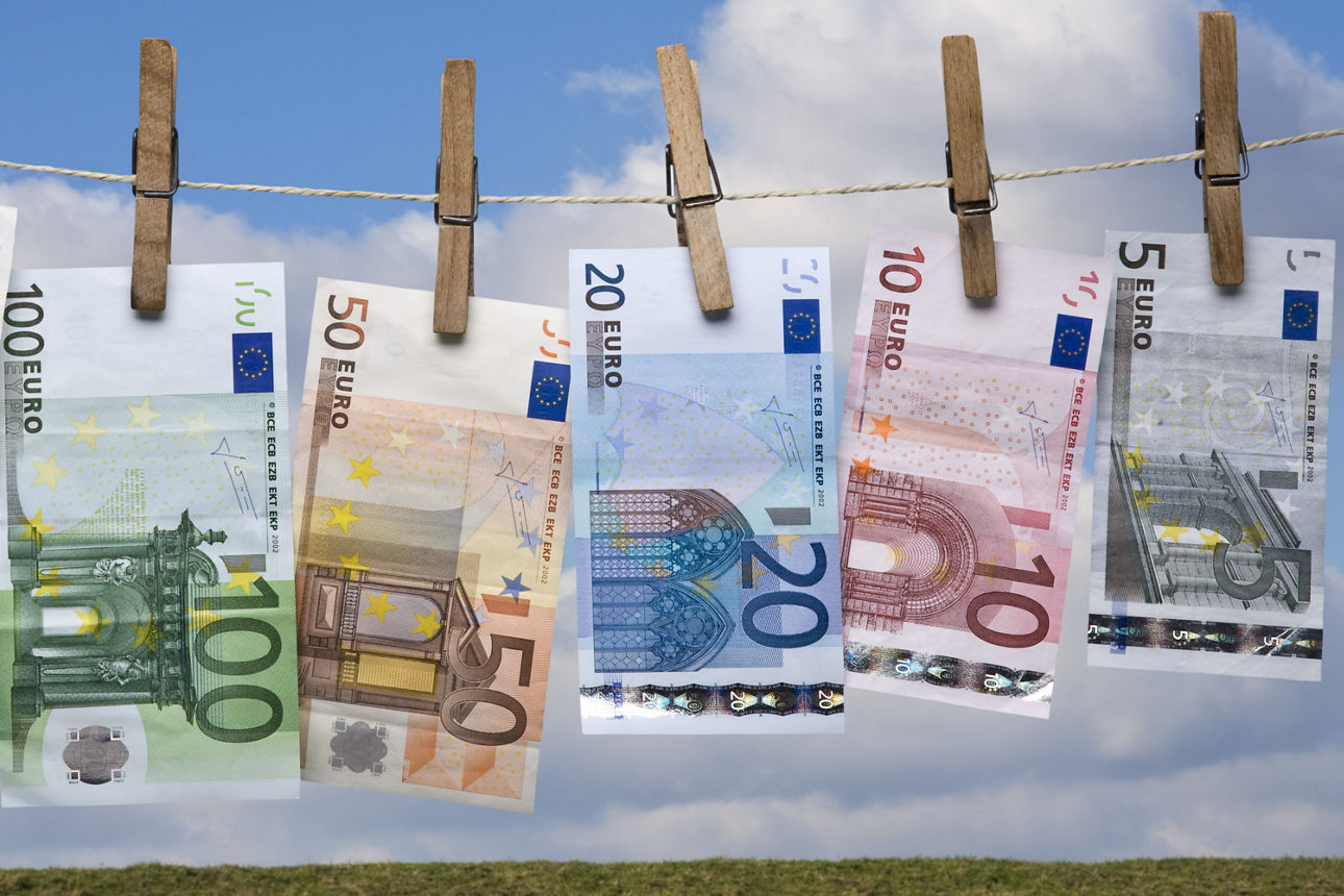 Geldscheine hängen an der Wäscheleine