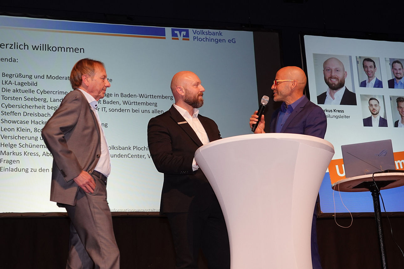 Rafael Treite im Gespräch mit Markus Kress und Helge Schünemann von der Volksbank Plochingen.