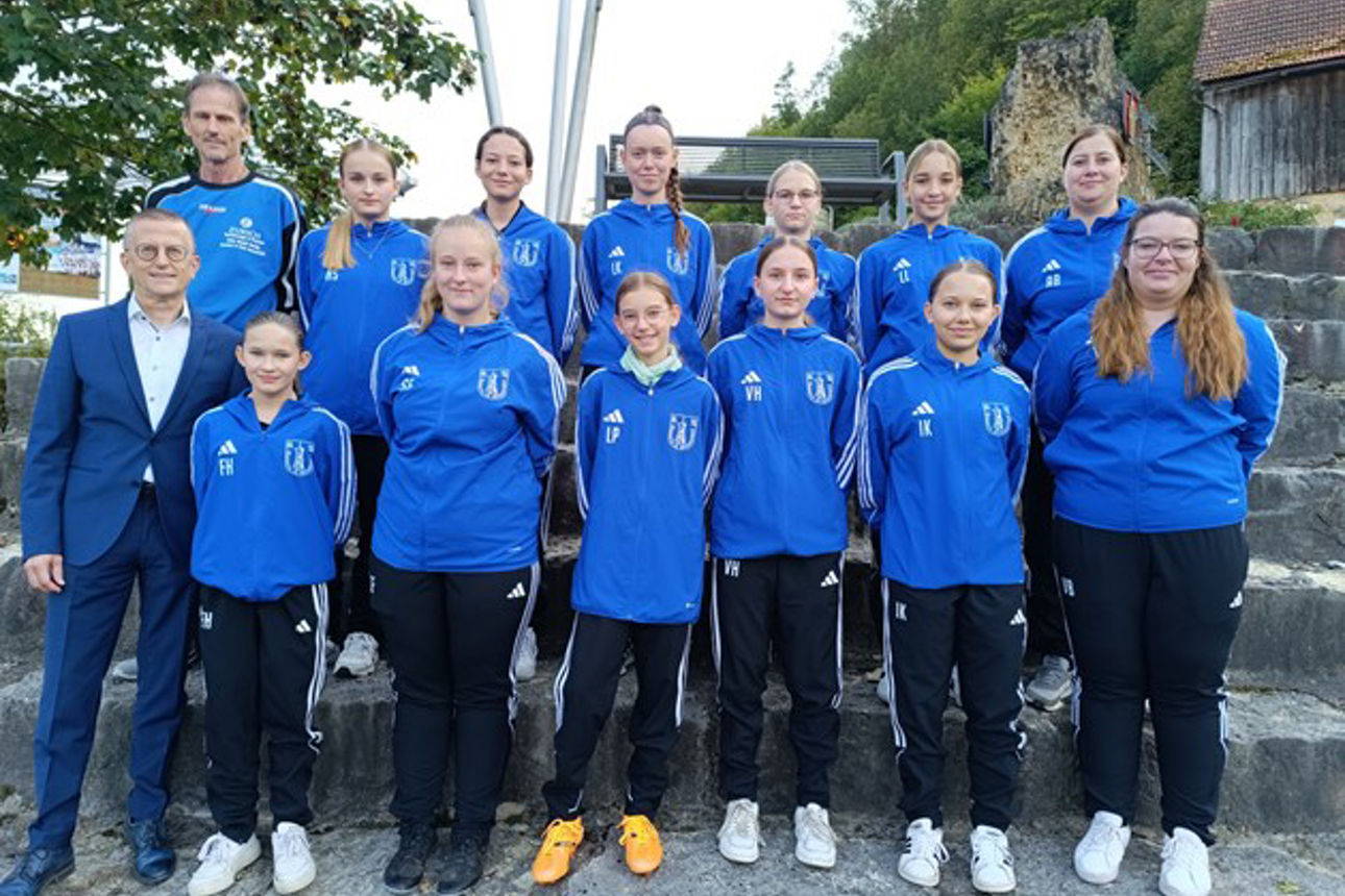 Ein Mannschaftsfoto von jungen Fußballerinnen, vereint in Blau