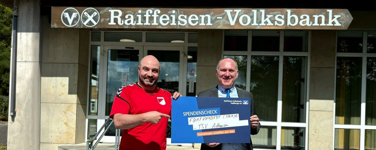 Alexander Rauschert bei der Spendenübergabe an den TSV Aidhausen vor der Filiale Hofheim.