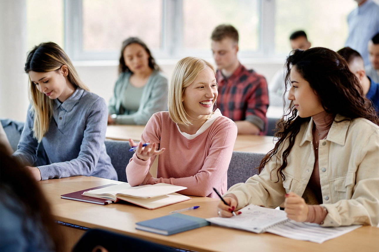Jugendliche sitzen in der Klasse