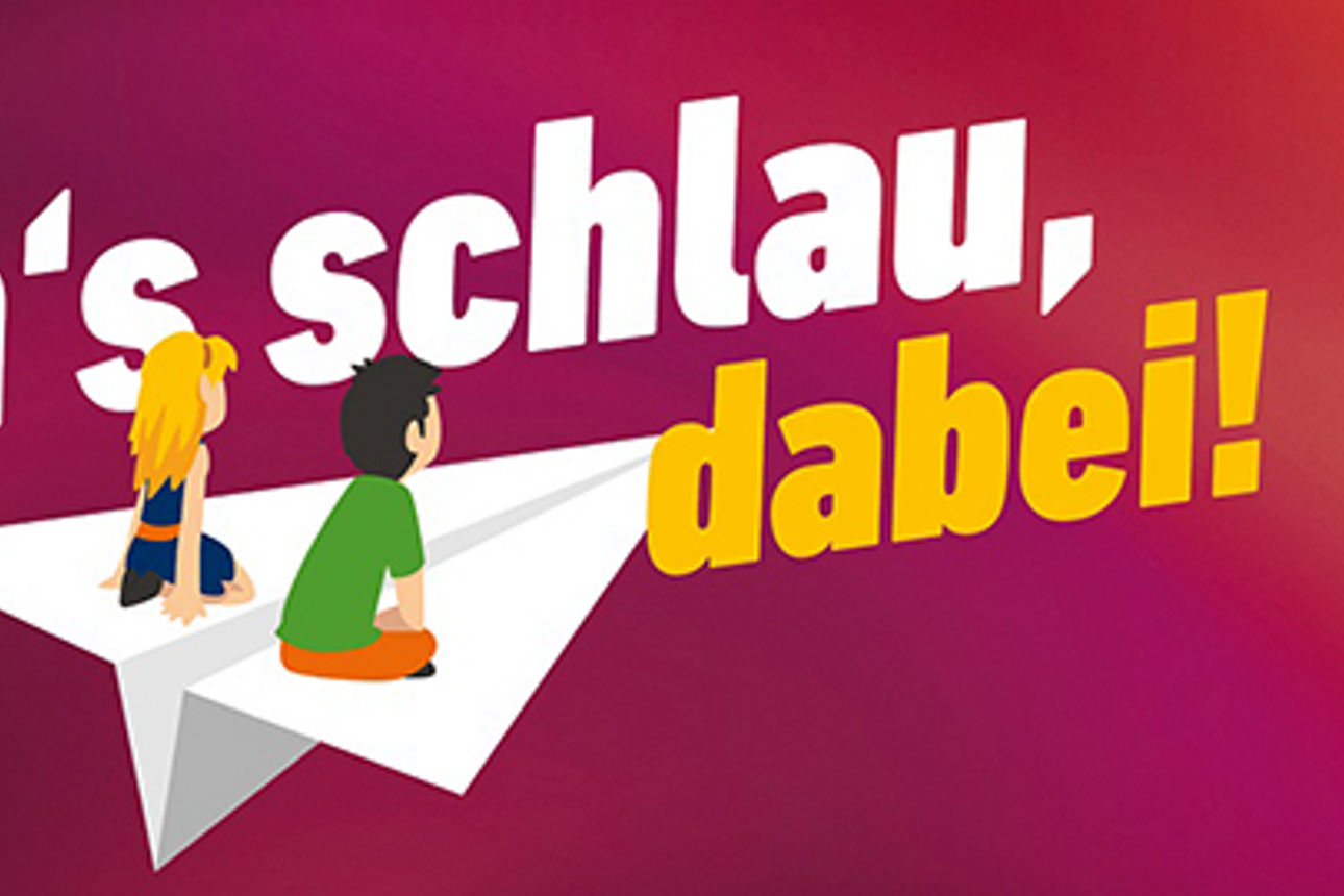 Zwei Kinder sitzen auf einem Papierflugzeug, das eine Reise des Lernens symbolisiert.