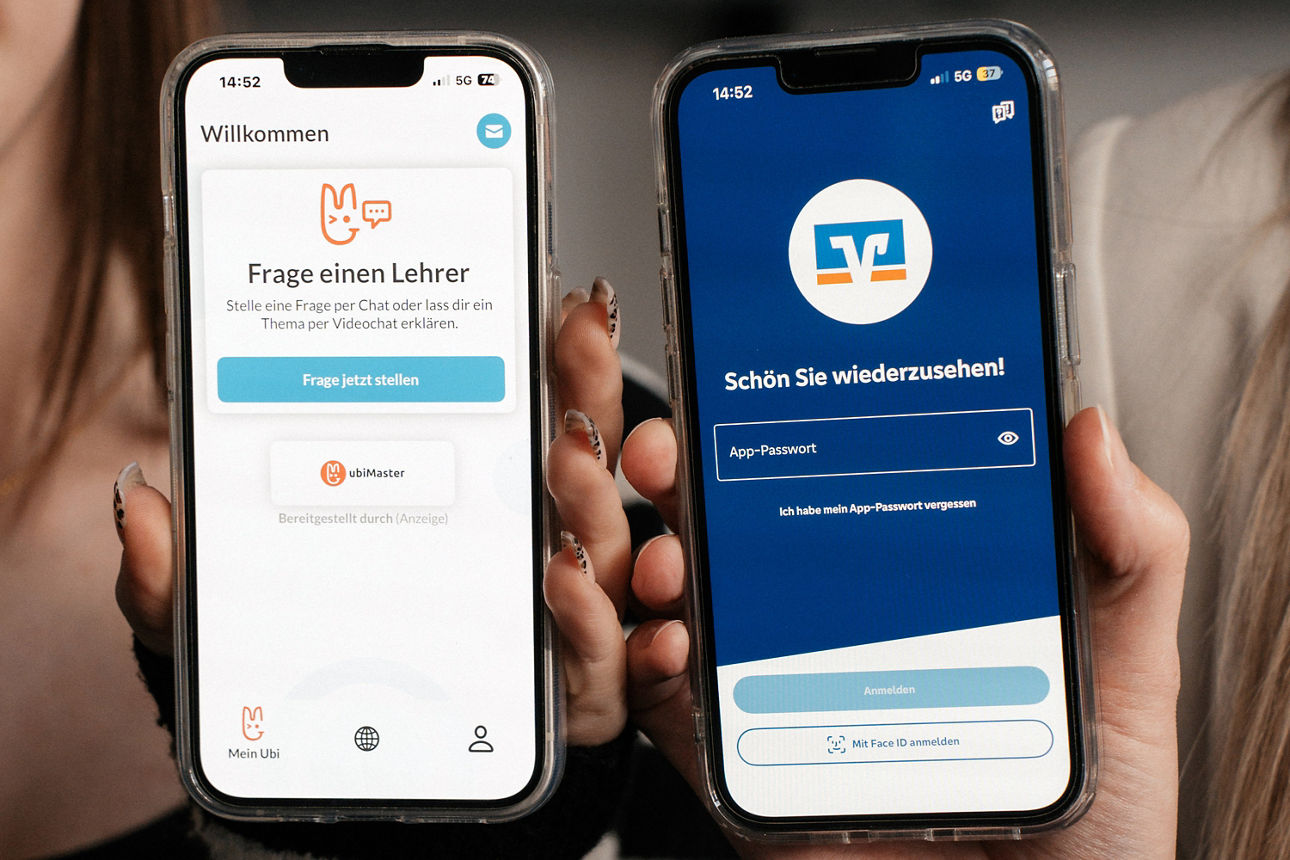 Ein Handy mit geöffneter ubiMaster-App und eines mit VR Banking App werden in die Kamera gehalten