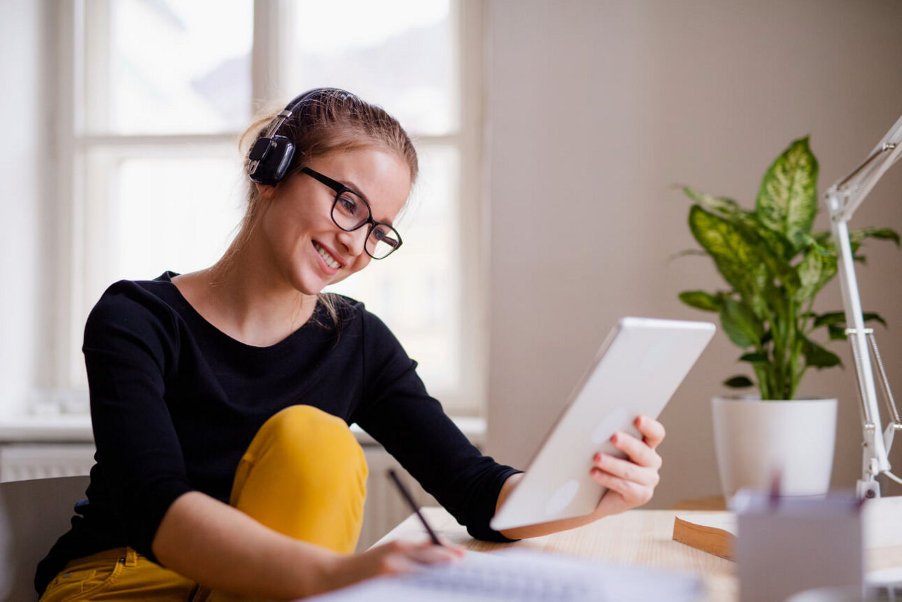 ubiMaster - Junges Mädchen lernt mit einer digitalen Lern-App. 