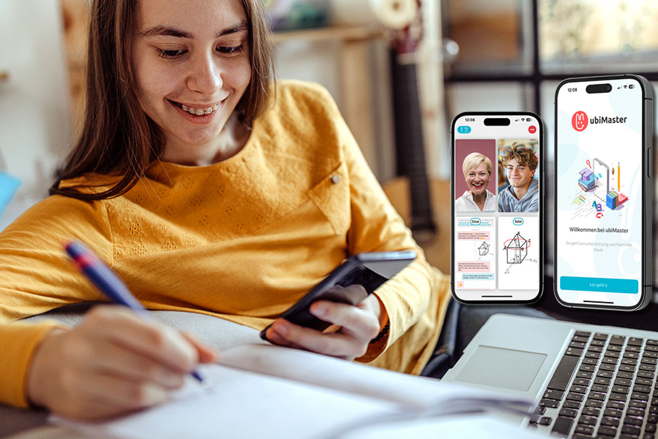 Ein Mädchen sitzt auf dem Sofa, schreibt etwas auf und schaut auf ihr Handy, sie hat einen Laptop auf dem Schoß und lächelt