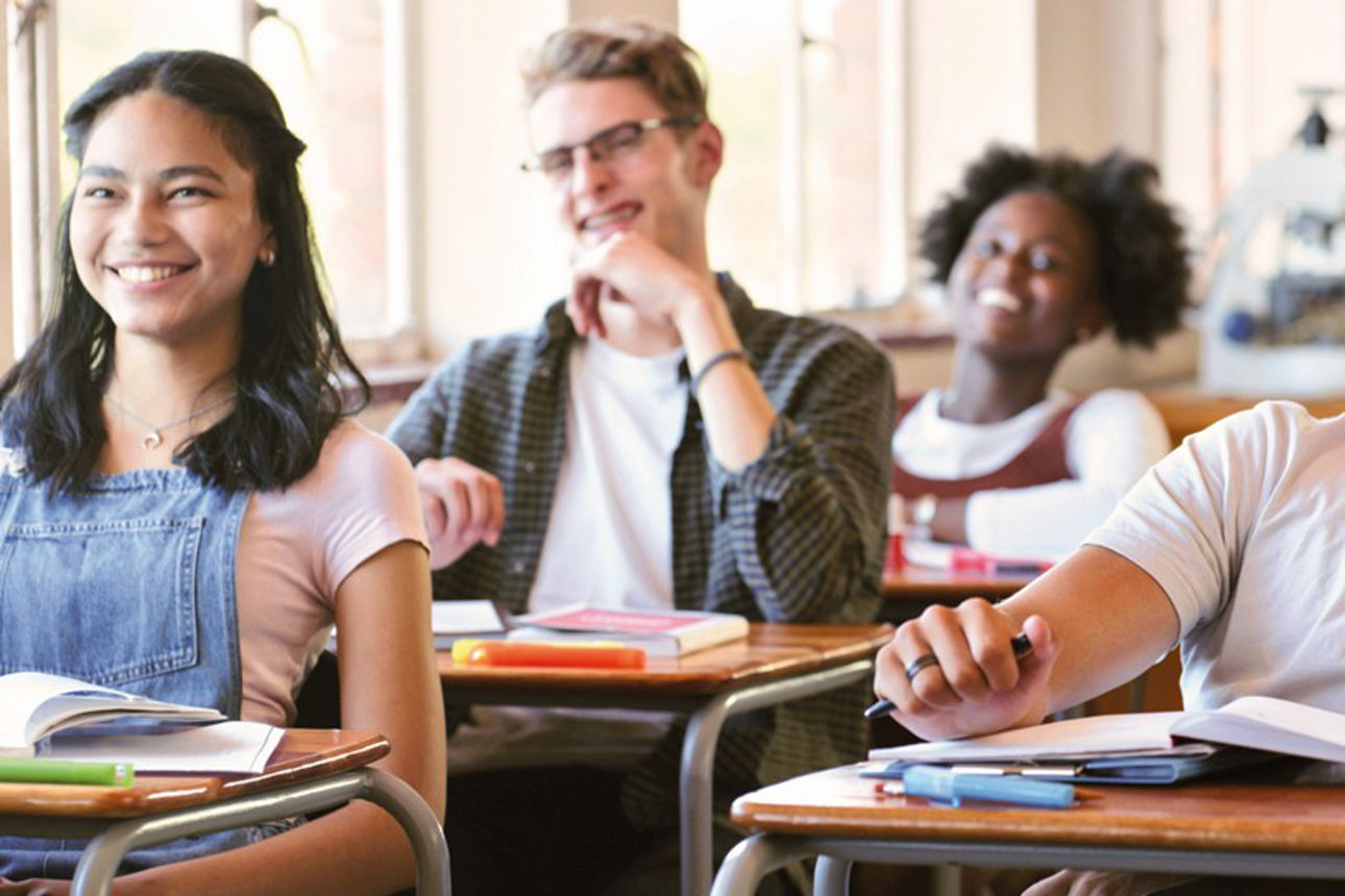 Schülerinnen und Schüler in einem Klassenraum; darauf der Text: 1 Jahr Online-Nachhilfe im Wert von bis zu 1.788 €