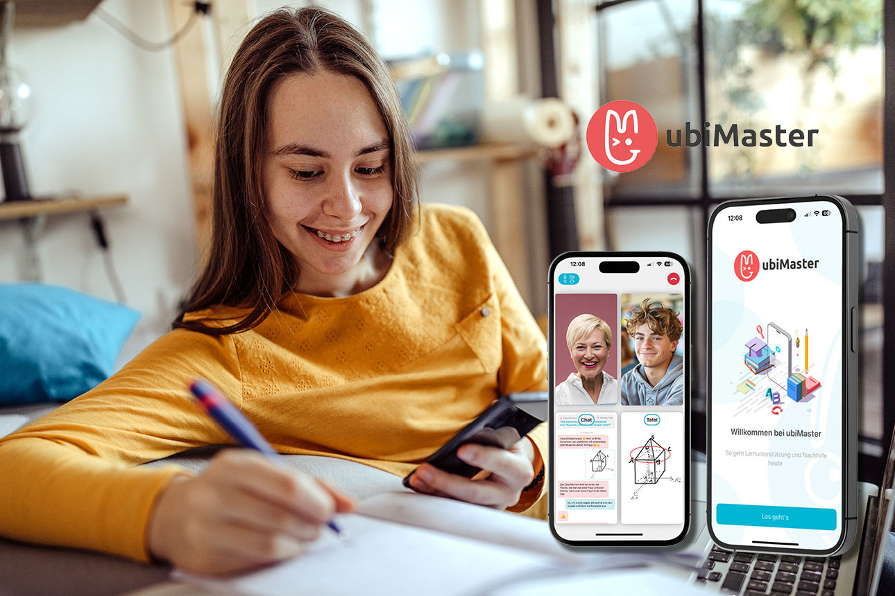 Ein Mädchen sitzt auf dem Sofa, schreibt etwas auf und schaut auf ihr Handy, sie hat einen Laptop auf dem Schoß und lächelt