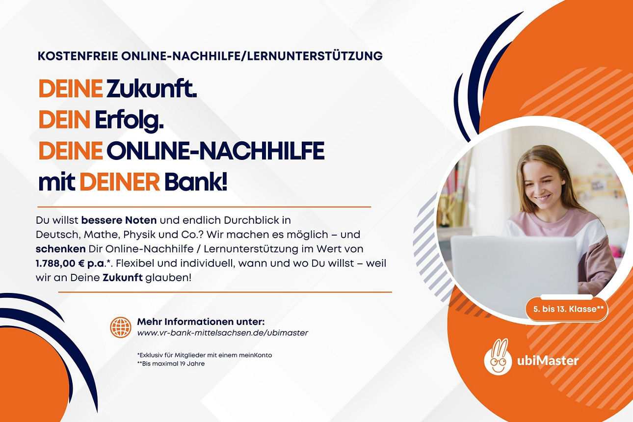 Schülerin sitzt am Laptop