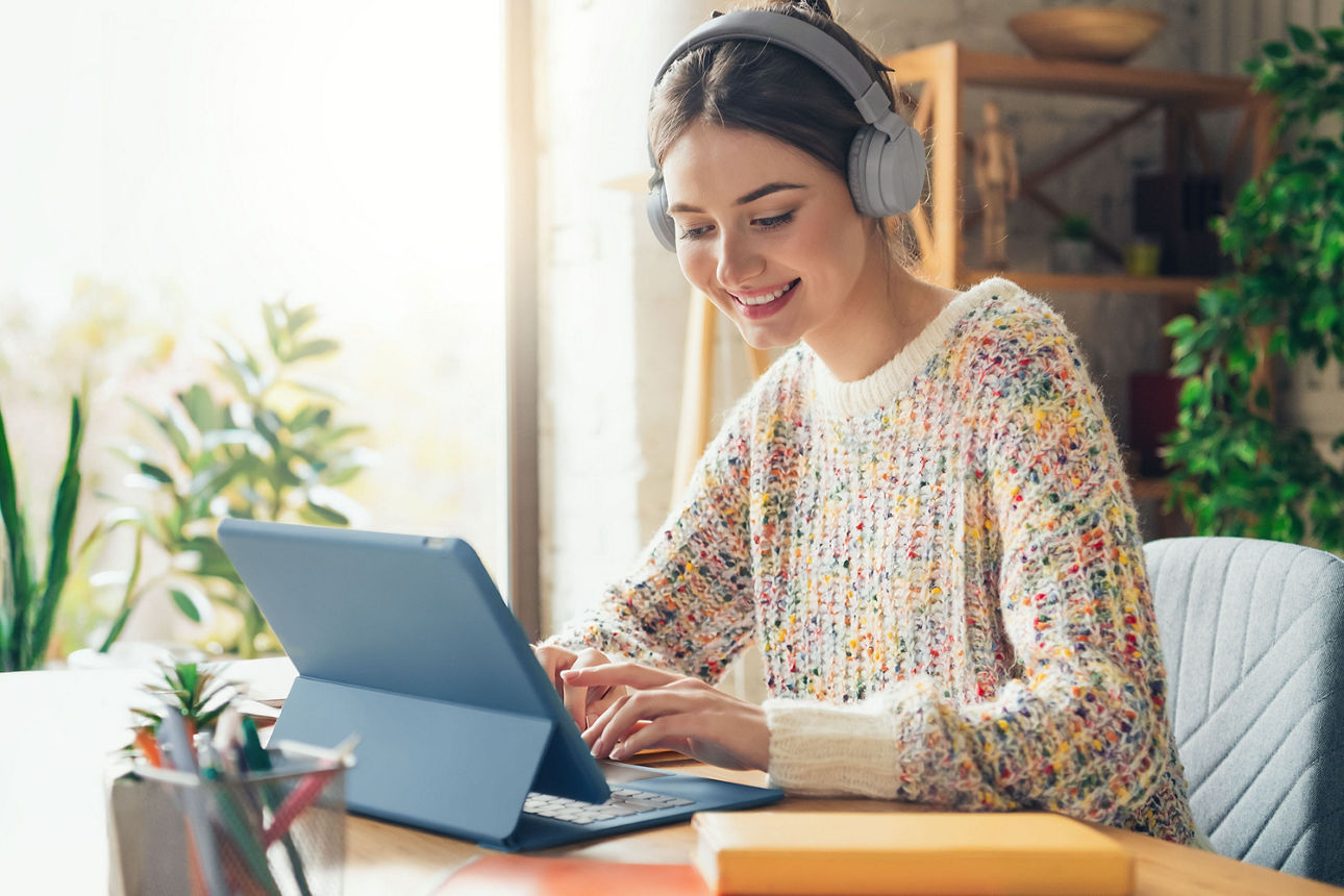 Junge Frau nutzt den Kontovorteil der kostenlosen Nutzung der Lernapp ubiMaster