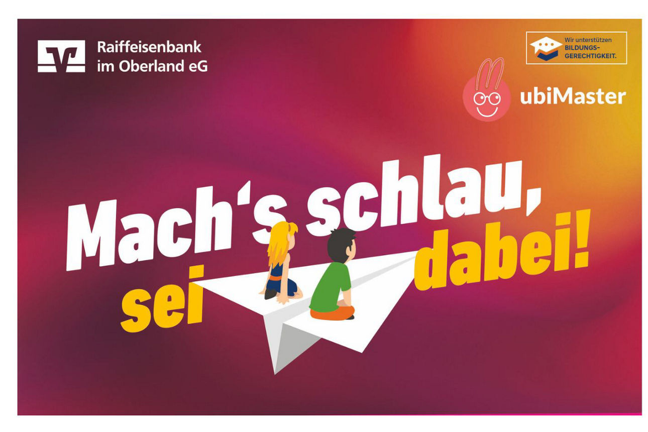zwei gezeichnete Figuren sitzen auf einem Papierflieger, dieser Fliegt durch den Schriftzug "Mach's schlau, sei dabei!"