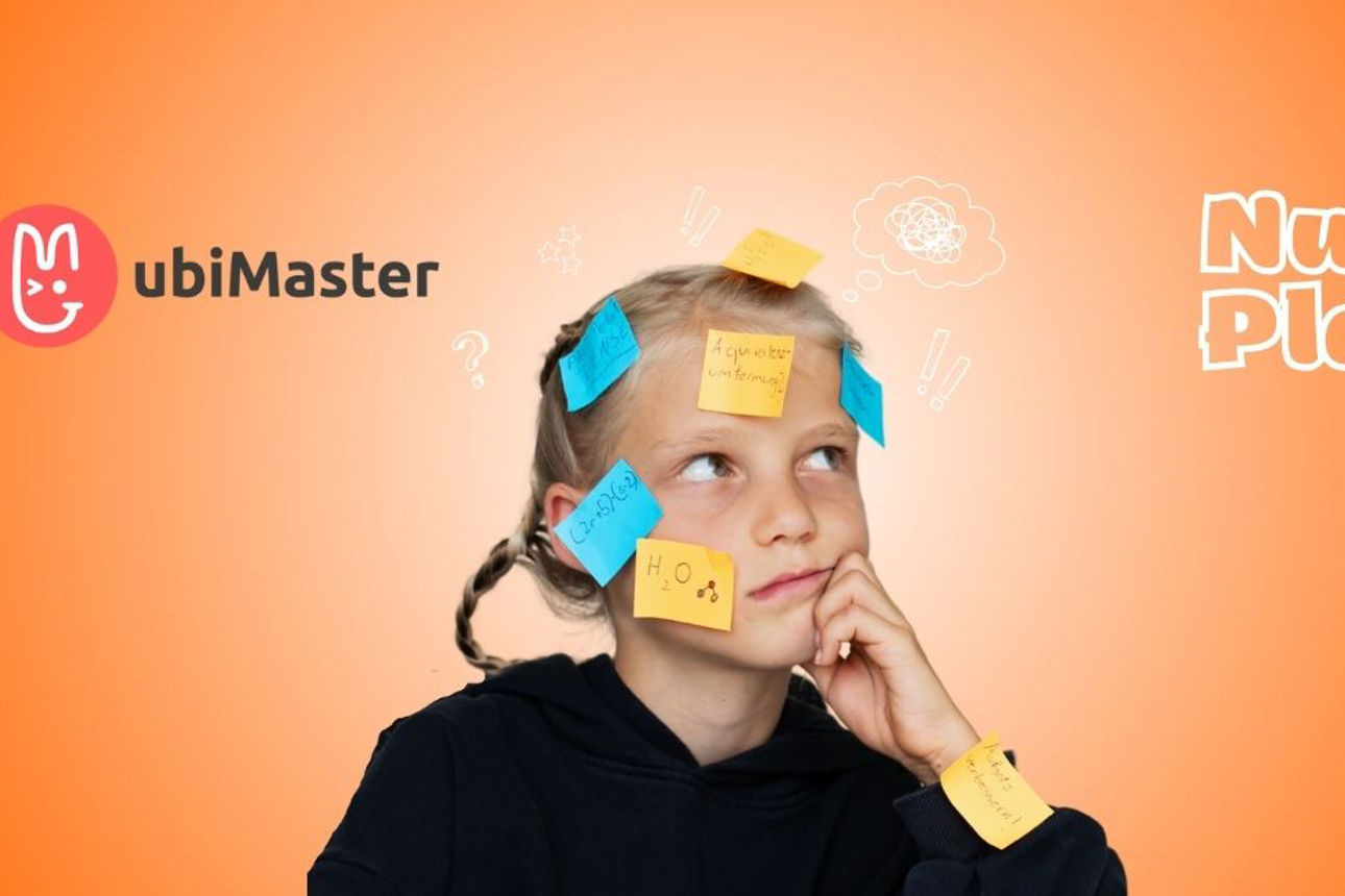 Junges Mädchen mit Haftnotizzettel schaut ratlos in die Luft