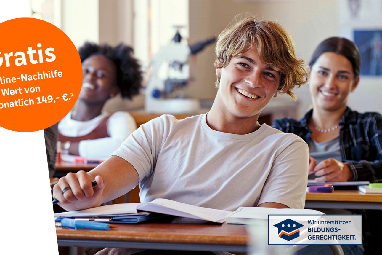 Schülerinnen und Schüler sitzen lächelnd in einem Klassenzimmer