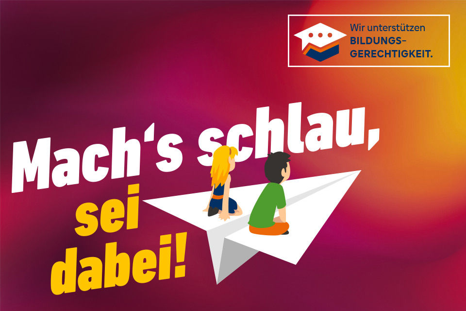 Illustration von zwei Kindern auf einem Papierflieger mit dem Slogan: Mach's schlau, sei dabei
