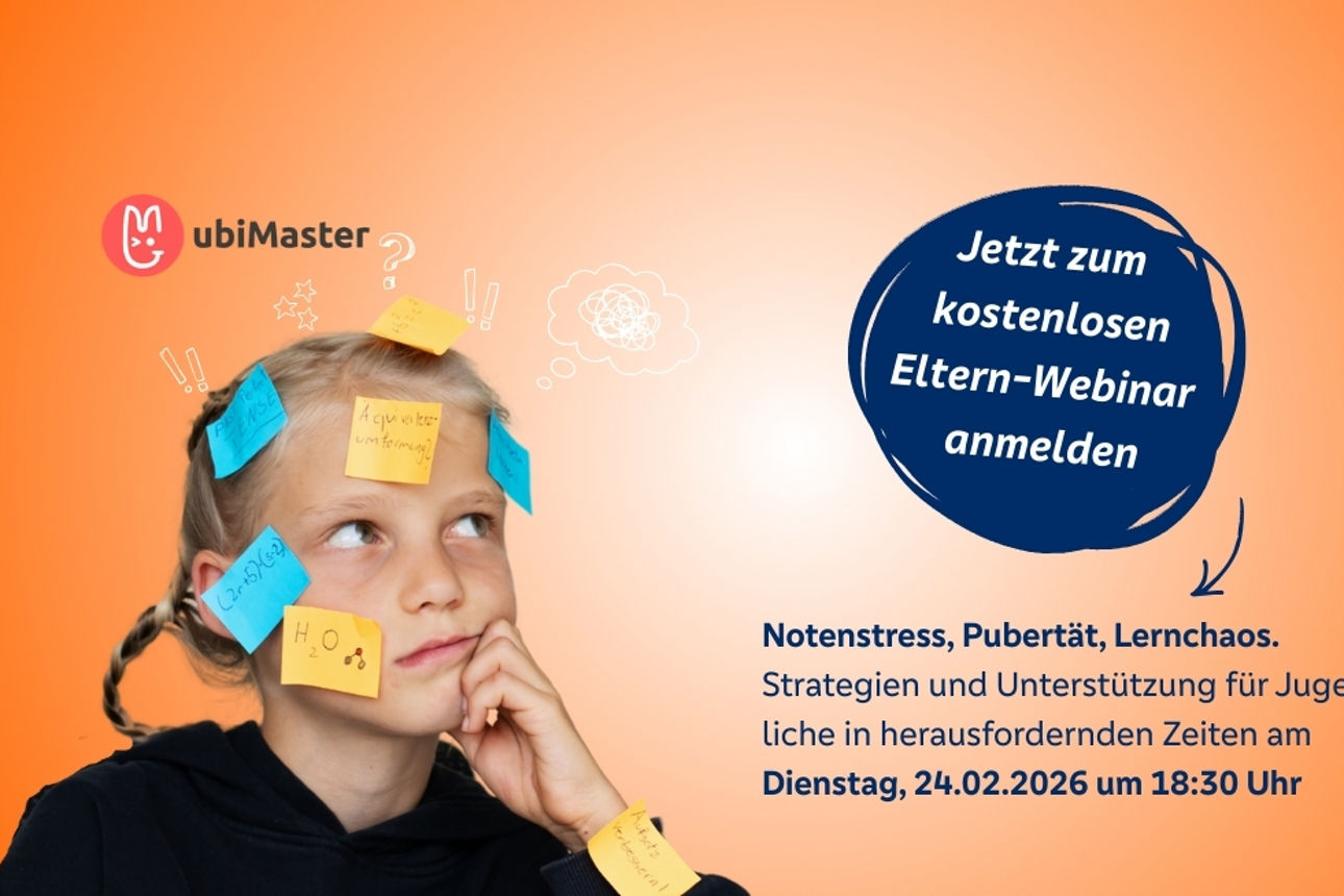 Ein junges Mädchen sieht ratlos in die Luft.