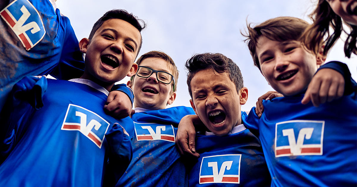 Kinder schauen lachend in die Kamera