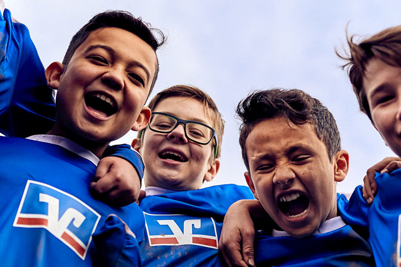 Fußballmannschaft Jungs mit VR-Trikots