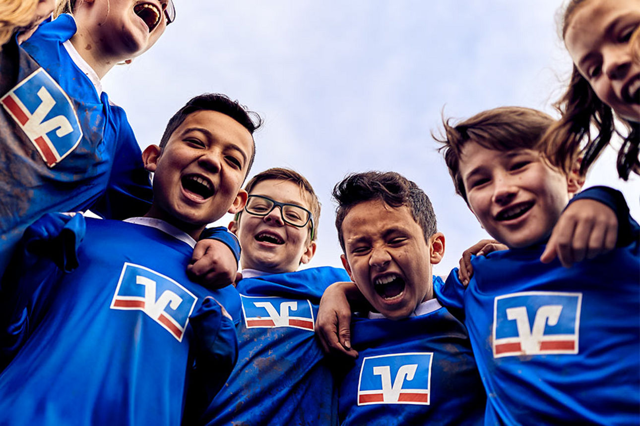 Kinder, die Kreis zusammen stehen