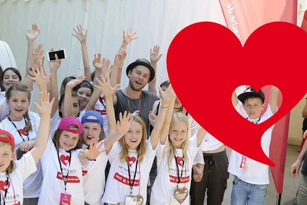 Kindergruppe streckt die Hände in die Luft