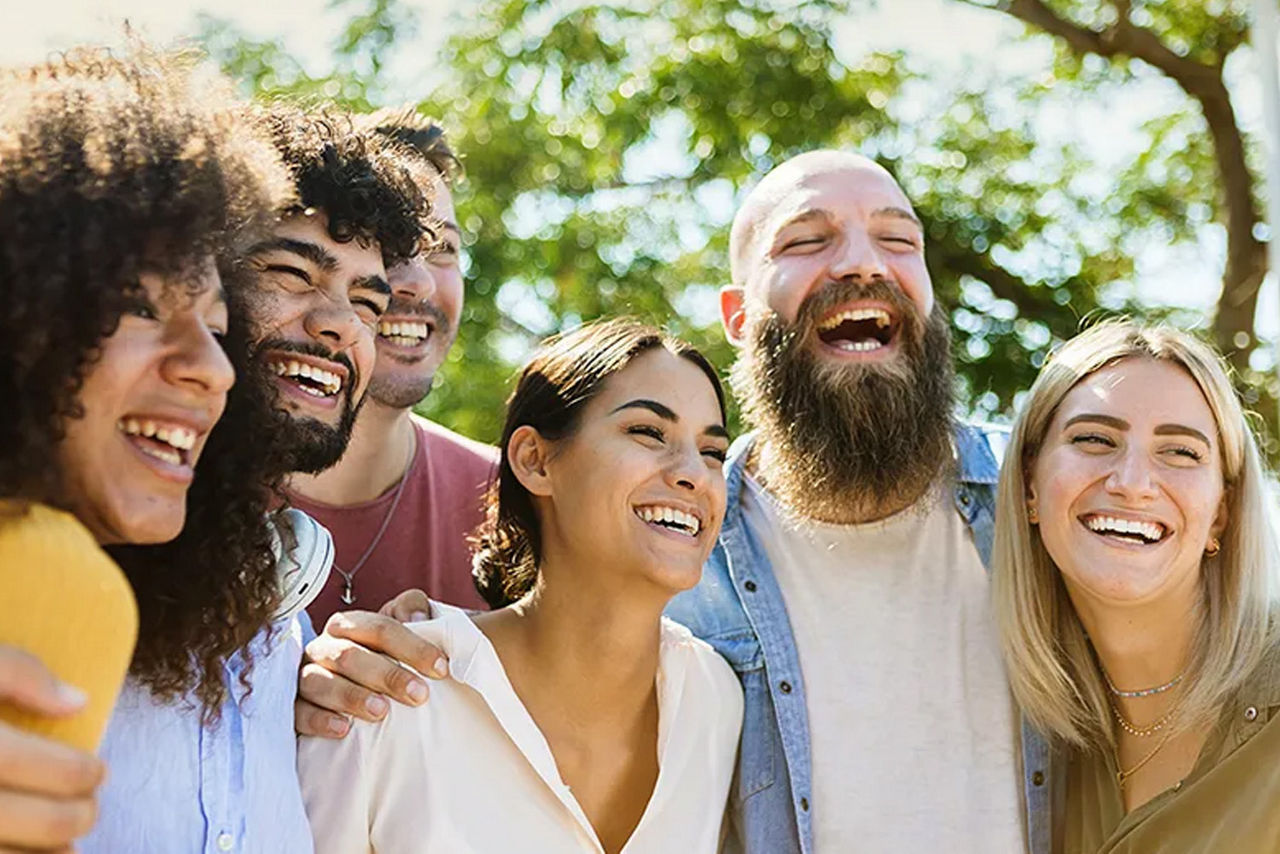 Junge Menschen lachen draußen