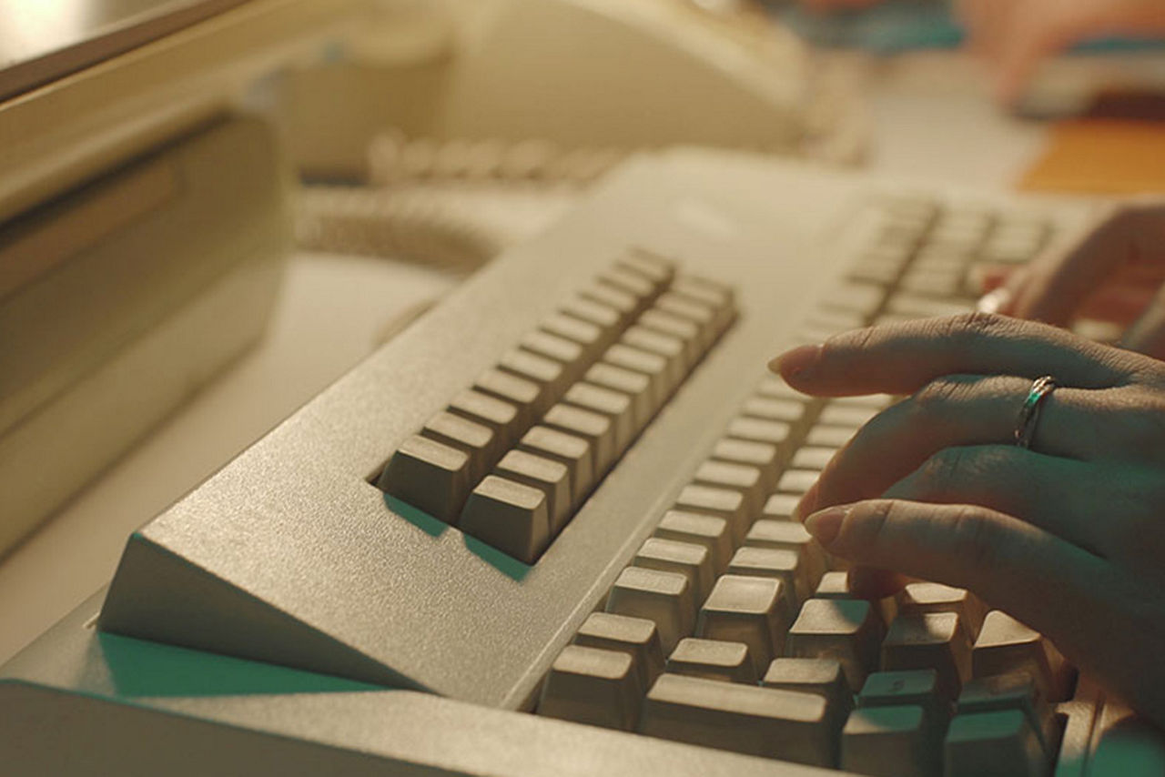 Tippen auf einer alten Tastatur
