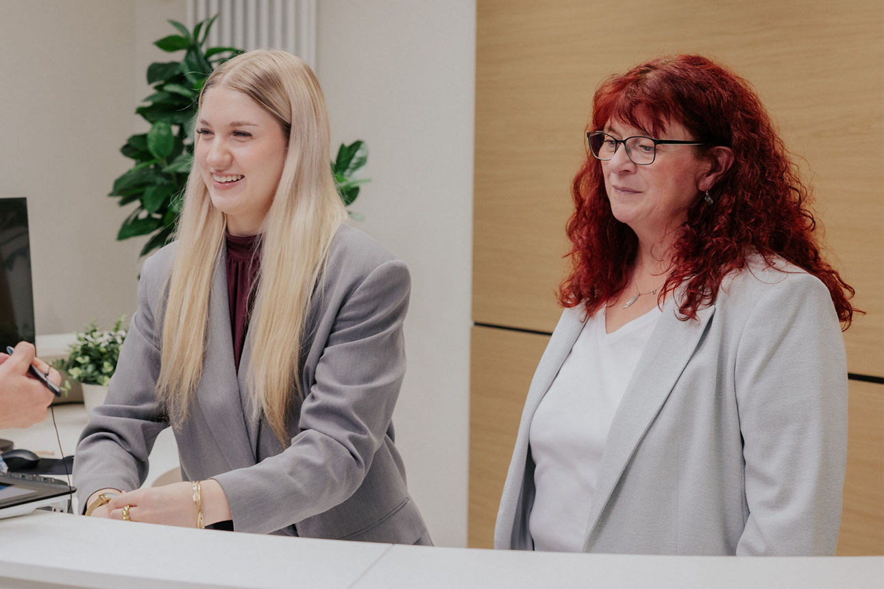 3 Frauen an einem Bankschalter