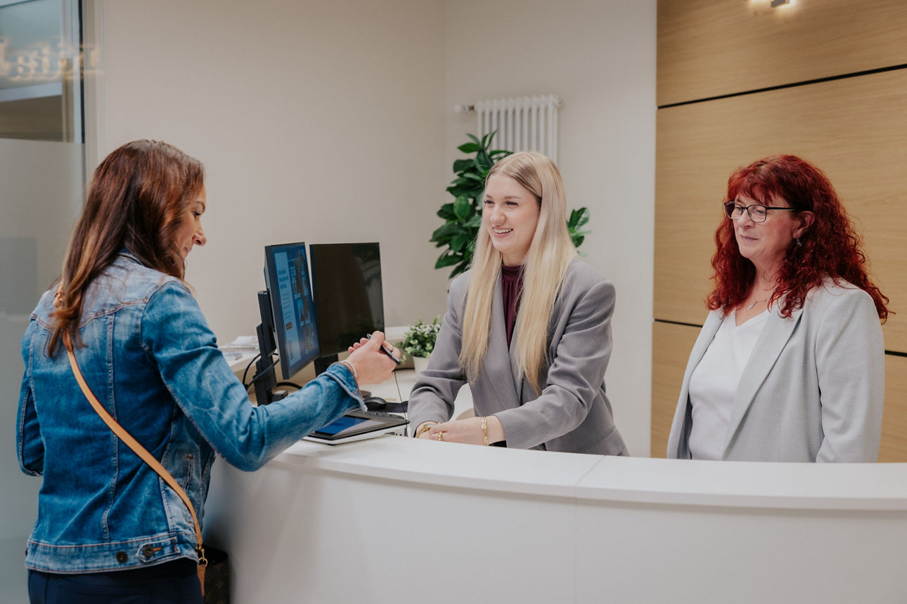 3 Frauen an einem Bank Thresen