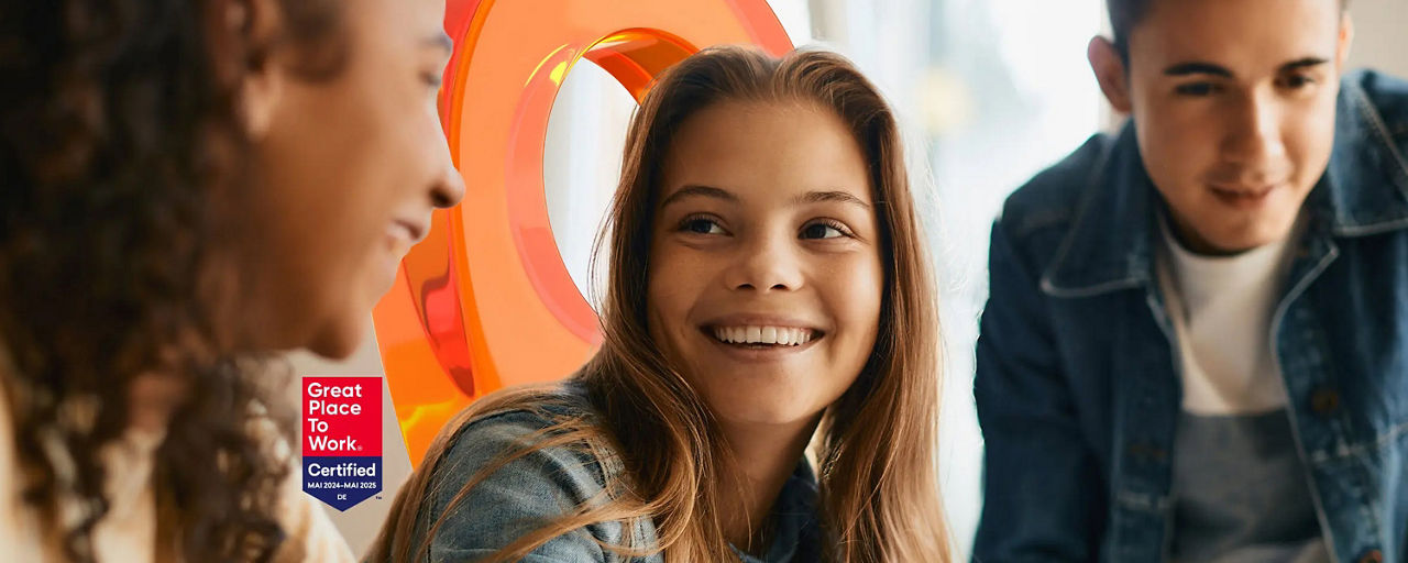 Junges Mädchen lächelt eine Freundin an